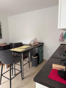 a kitchen with a table and chairs in a room at Gästewohnung Scharfe Lanke in Berlin