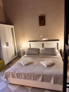 a bedroom with a bed with two towels on it at PREVEZA DOWNTOWN garden in Preveza