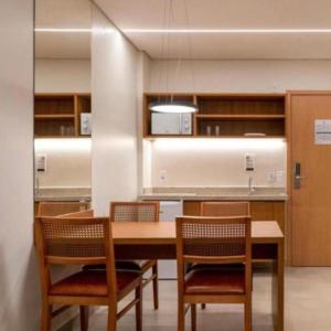 una cucina con tavolo e sedie in legno di Salinas Premium Resort - TWF a Salinópolis