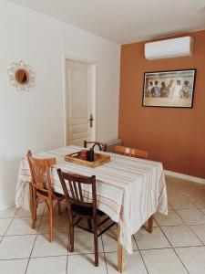 a dining room with a table and chairs at Le gîte de Marceau in Labergement-lès-Auxonne