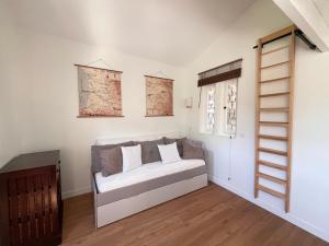 a room with a bed and a window at Petite maison indépendante in Bury