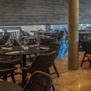 una sala da pranzo con tavoli e sedie di Salinas Premium Resort - TWF a Salinópolis Altre 8 foto