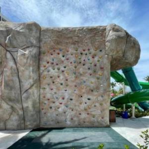 una parete da arrampicata in un parco con scivolo di Salinas Premium Resort - TWF a Salinópolis