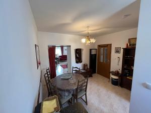 une salle à manger avec une table et des chaises dans l'établissement Apartmani Rosa, à Jadranovo