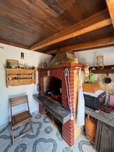 - une cheminée en briques dans une pièce dotée d'un plafond en bois dans l'établissement Apartmani Rosa, à Jadranovo 38 autres photos