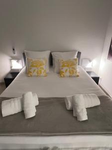 ボーソレイユにあるNew Large Studio - Monaco Border - Sea View - Lift - Parking includedの白い大型ベッド1台(ロールタオル2枚付)