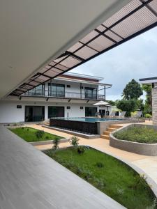 Außenansicht eines Hauses mit Dach in der Unterkunft P One Apartments in Chalong 