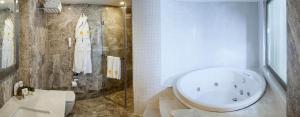 Salle de bains dans l'établissement Wome Deluxe Hotel - Halal All Inclusive