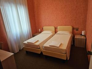 Posteľ alebo postele v izbe v ubytovaní Hotel Corona