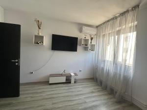 TV a/nebo společenská místnost v ubytování Louisa Apartament
