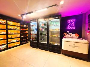 a store with refrigerators and a cooler in a room at UniHome Niterói by Housi in Niterói