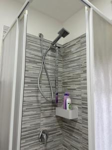 eine Dusche mit Duschkopf in einem Badezimmer in der Unterkunft Reitano House in Catania