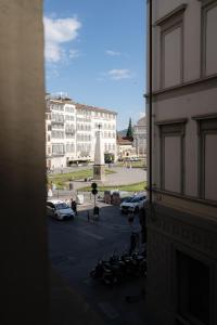 フィレンツェにあるPalazzo magnaleの建物の隣の駐車場に停車する一団のオートバイ