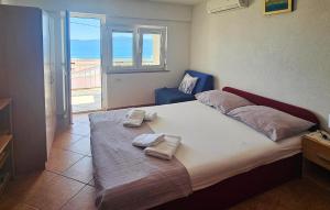 Postel nebo postele na pokoji v ubytování Apartment Podaca With Sea View 306