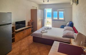 TV a/nebo společenská místnost v ubytování Apartment Podaca With Sea View 306