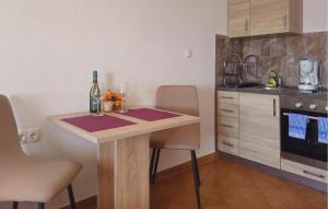 Kuchyň nebo kuchyňský kout v ubytování Apartment Podaca With Sea View 306