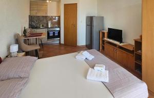 TV a/nebo společenská místnost v ubytování Apartment Podaca With Sea View 306