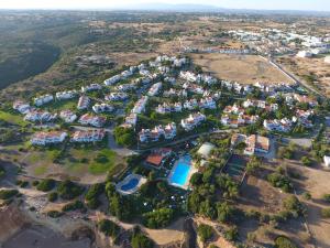 una vista aérea de un complejo turístico en Marrocha Club, en Porches