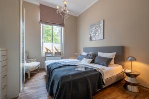 a bedroom with a bed and a chandelier at Rodehuus Wohnung 1 in Borkum
