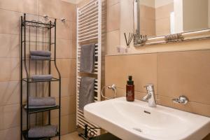 a bathroom with a sink and a mirror and towels at Rodehuus Wohnung 1 in Borkum