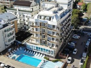 un edificio de apartamentos con piscina y un hotel en Ale Suite Sea Side View - Hotel Arizona, en Riccione