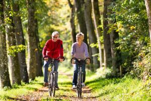 two people riding bikes down a forest trail at Ferienwohnung Alter Stall - linke Seite für 3 Personen in Ohne