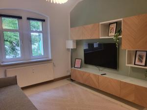 TV a/nebo společenská místnost v ubytování Moderne Ferienwohnung in Pirna