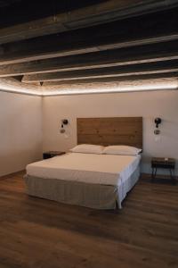 フィレンツェにあるPalazzo magnaleの部屋の中に大きなベッドがある寝室