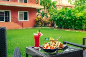 贝托贝提姆Jasminn Hotel - AM Hotel Kollection的餐桌,放着一碗食物和饮料