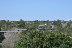 eine Gruppe von Häusern auf einem Hügel mit Bäumen in der Unterkunft Les Villas de Lorello in Porticcio