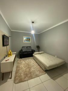 Ένα ή περισσότερα κρεβάτια σε δωμάτιο στο Apartamento familiar há 5min do centro