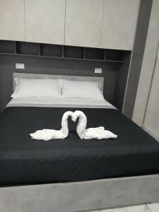 two swans forming a heart on a bed at LaVenere da Gigi e Patty in San Salvo