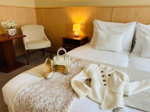 Postel nebo postele na pokoji v ubytování Plaza Hotel Gyula + 48 fotografií