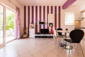 TV a/nebo společenská místnost v ubytování Apartments Nenich Aves