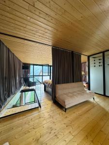 Rúm í herbergi á Hotel NOA Kazbegi