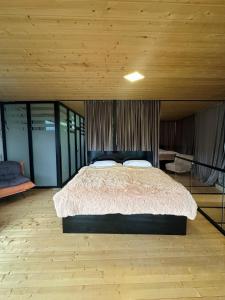 Rúm í herbergi á Hotel NOA Kazbegi