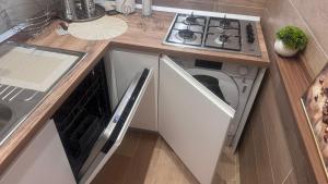 a kitchen with a stove and a stove top oven at Green House in Naples