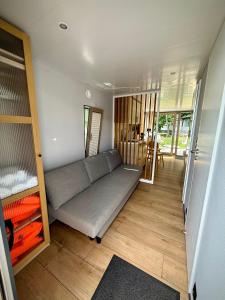 Ruang duduk di Houseboat La Mare - Ośrodek "Julia" w Samociążek