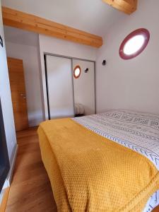 Ένα ή περισσότερα κρεβάτια σε δωμάτιο στο Provence Verte Apartment