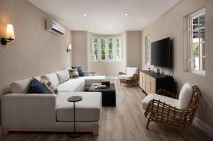 Μια τηλεόραση ή/και κέντρο ψυχαγωγίας στο Luxe Retreat With Private Pool - The June villa