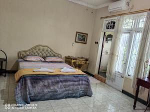 En eller flere senge i et værelse på Homestay Heru