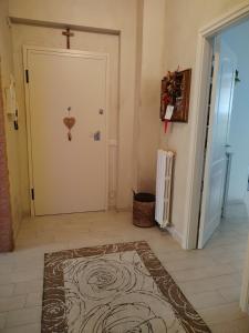 een gang met een deur met een kruis op de muur bij Casa Mari in Ancona
