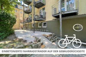 una bicicleta estacionada frente a un edificio en Sali Homes - Wahnfried No 6, en Bayreuth