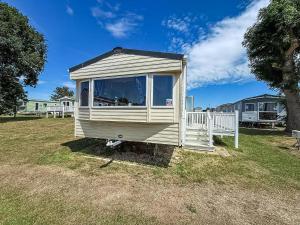 Φωτογραφία από το άλμπουμ του Homely Caravan With Side Decking At Valley Farm Nearby Clacton-On-Sea Ref 46077V σε Great Clacton