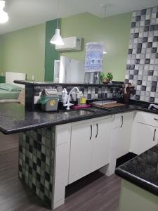 uma cozinha com pia e bancada em Loft Beira Mar Prainha wi-fi 600 megas apt 323 em Arraial do Cabo