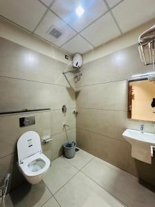 une salle de bain avec toilettes et lavabo dans l'établissement THE HERiTAGE, à Ernakulam 52 autres photos