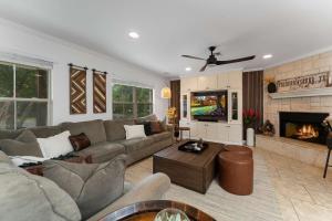 ein Wohnzimmer mit Sofa und Kamin in der Unterkunft Porch & Pour - Hot Tub & Fire Pit in Fredericksburg