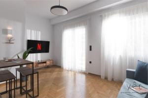 Μια τηλεόραση ή/και κέντρο ψυχαγωγίας στο Coastal Charm at Pasalimani - Steps from Port&Beach