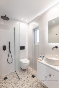 Ένα μπάνιο στο Coastal Charm at Pasalimani - Steps from Port&Beach +18 φωτογραφίες