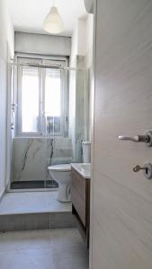 卡塔尼亚Etna Market View的带淋浴、马桶和水槽的浴室